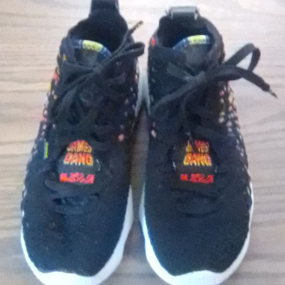 Boys 5.5Y Nike James Gang